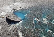 Kék folyadék úszik a Kiscsurgó vízében