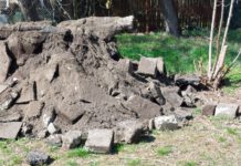 Mi ez nagy földhordás az Iskola utcában?