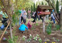 Több száz dunakeszi óvodás kertészkedett a Föld napján