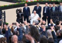 A pápát meg lehetett érinteni – Különleges élményt kaptak a Szent István-bazilikánál gyülekező hívek