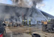 23 tűzoltóautó és 200 ember oltotta el a lángoló fóti Mercedes Autócentrumot