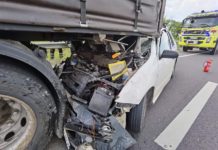 Kamionba csapódott egy személygépkocsi az M2-es autóúton