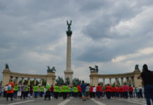 Országos szenior örömtánc flashmobot tartott a Hősök terén a dunakeszi egyesület