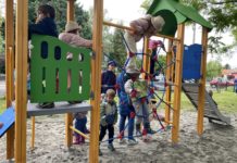 Esőfelhőkkel mit sem törődve avatták fel a gyerekek az új mászókát