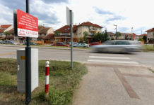 Vicces átadó az okoszebránál