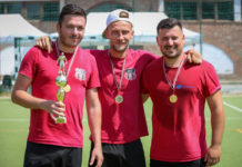 Sportőrült újságírók csaptak össze a pályán