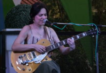 A Hősök zenekar énekesnője adott koncertet a Duna-parton