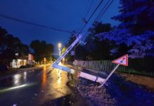 Megcsúszott autó döntött ki egy villanyoszlopot