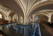 W Hotel: fiatalos dizájn és lenyűgöző építészet egy történelmi épületben