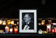 Közös gyertyagyújtással búcsúztatták Kecskeméthy Gézát, Dunakeszi egykori polgármesterét