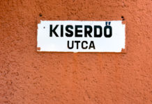 Nem mindennapi járdaépítés zajlik a Kiserdő utcában