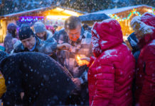 Szakadó hóesésben a betlehemi békelánggal gyújtották meg a negyedik gyertyát