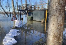 A homokzsákok sem mentették meg a strand büféit