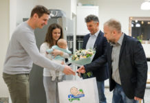 “Nagy szerelmesei vagyunk Dunakeszinek” – Átadták a 2000. babacsomagot