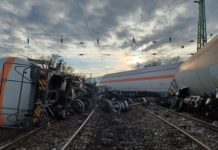 Az utolsó kisiklott tartálykocsit is beemelték Nagymarosnál, megindulhat a közlekedés