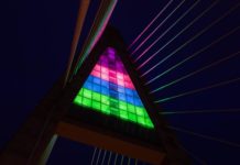 Mesés színekbe borult a Megyeri híd