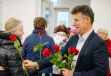 Folytatódik a hagyomány: virágosztás, koncert, tőlünk pedig egy vers nőnap alkalmából