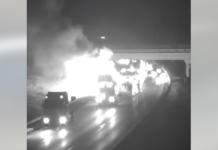 Kigyulladt egy kamion Dunakeszi mellett