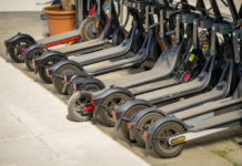 Nyártól egyes elektromos rollerekre is kelleni fog a kötelező biztosítás