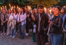 “Mi egy vérből valók vagyunk” – Énekelték a végzős radnótisok a fáklyás ballagáson