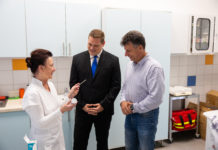 Újabb kislabor-gépet adtak át Dunakeszin