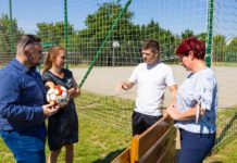 Böőr Zoltán volt válogatott focista lepte meg a gyerekeket a Toldi utcai játszótéren