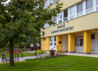 Bővítik a napelemes rendszert a Dunakeszi Szakorvosi Rendelőintézetnél