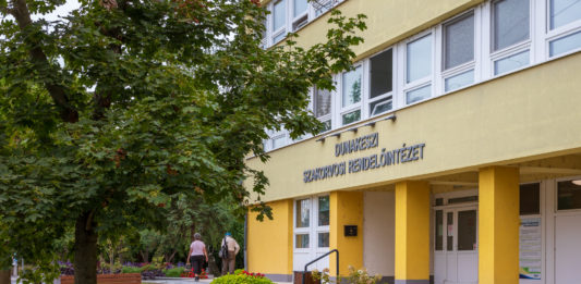 Bővítik a napelemes rendszert a Dunakeszi Szakorvosi Rendelőintézetnél