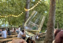 Rengetegen voltak már a borsétány első napján is