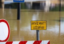 Sződligetnél víz alá került a 2-es út – lezárták az érintett szakaszt