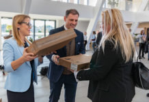 Ingyen laptopot kapott 150 diáknegyedes tanuló