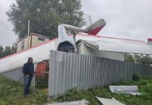 Egy mentőhelikopter és a tűzoltók is rögtön a helyszínre siettek a lezuhant repülőgéphez