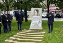 Az eső elmosta a műsort, de a koszorúzást megtartották a megszépült Aradi vértanúk terén