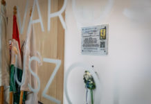 Megható ünnepségen avatták fel Dömötör Zoltán emléktábláját a diáknegyed sportuszodájában