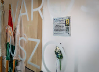 Megható ünnepségen avatták fel Dömötör Zoltán emléktábláját a diáknegyed sportuszodájában