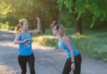Még mindig várják az adományokat – Két dunakeszi anyuka 1 millió forintot gyűjt a halmozottan sérült gyerekekért maratonfutással