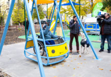 Éppen, hogy átadták a játszóteret, máris megrongálták – Kamerafelvétel van róla