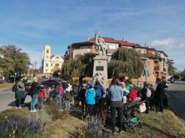 Zokni nyomába eredtek a családok Dunakeszi belvárosában