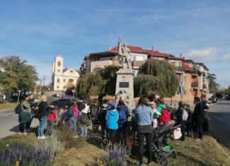 Zokni nyomába eredtek a családok Dunakeszi belvárosában