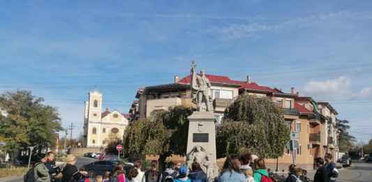 Zokni nyomába eredtek a családok Dunakeszi belvárosában