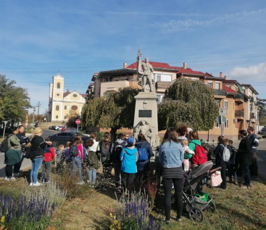 Zokni nyomába eredtek a családok Dunakeszi belvárosában