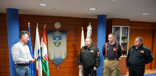 Önkéntes tűzoltók hozzák el a Mikulást a gyerekeknek – Dunakeszi is csatlakozott a jótékonysági akcióhoz