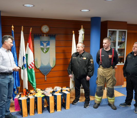 Önkéntes tűzoltók hozzák el a Mikulást a gyerekeknek – Dunakeszi is csatlakozott a jótékonysági akcióhoz