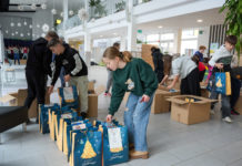 Rekordszámú önkéntes viszi ki idén a karácsonyi csomagokat – A Szent István iskola diákjai minden évben extra lelkesek