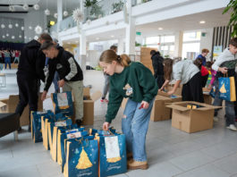 Rekordszámú önkéntes viszi ki idén a karácsonyi csomagokat – A Szent István iskola diákjai minden évben extra lelkesek