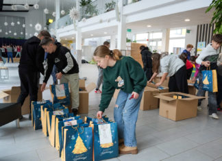 Rekordszámú önkéntes viszi ki idén a karácsonyi csomagokat – A Szent István iskola diákjai minden évben extra lelkesek