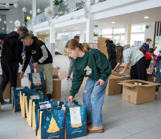 Rekordszámú önkéntes viszi ki idén a karácsonyi csomagokat – A Szent István iskola diákjai minden évben extra lelkesek