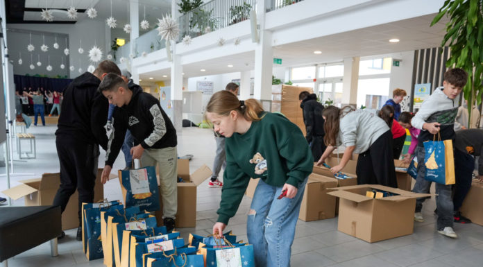 Rekordszámú önkéntes viszi ki idén a karácsonyi csomagokat – A Szent István iskola diákjai minden évben extra lelkesek