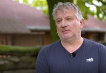 Nézze meg, hogyan oltja a vidrákat Dunakeszi népszerű állatorvosa