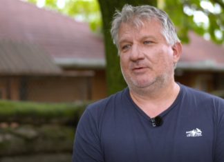 Nézze meg, hogyan oltja a vidrákat Dunakeszi népszerű állatorvosa